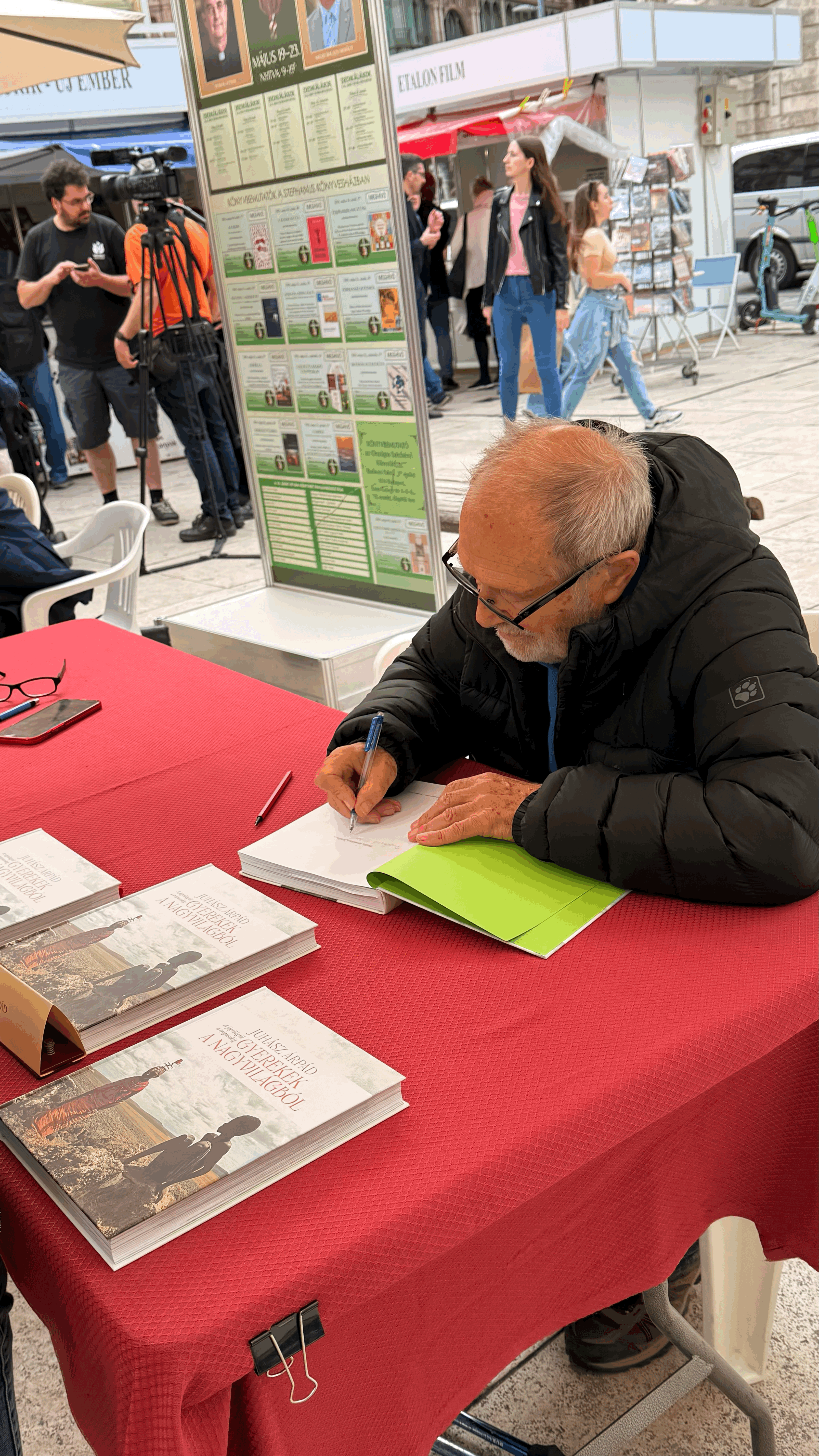 Dr. Juhász Árpád dedikál a 32. Szent István Könyvhéten